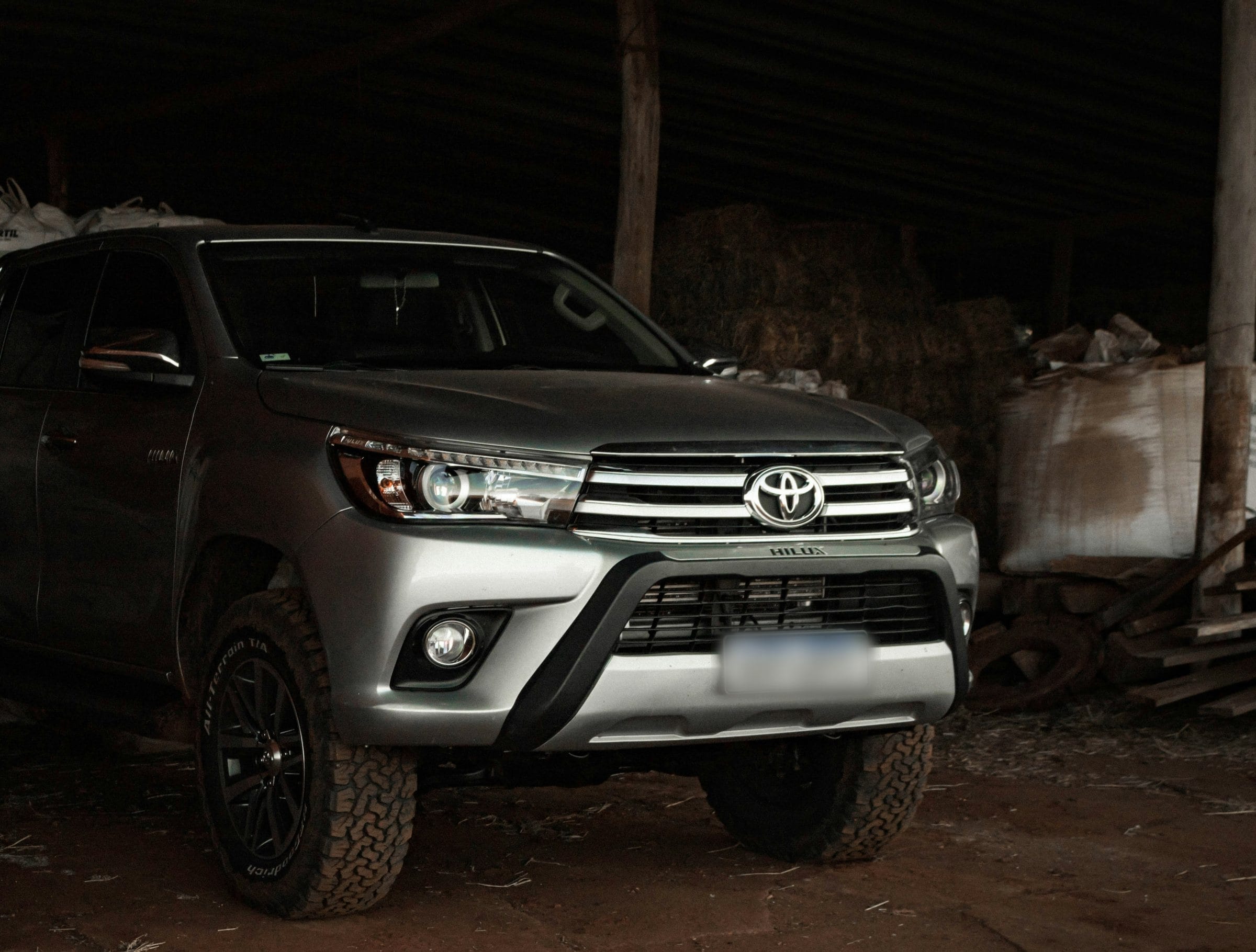 Picape Toyota Hilux prata em galpão de fazenda no Rio Grande do Sul
